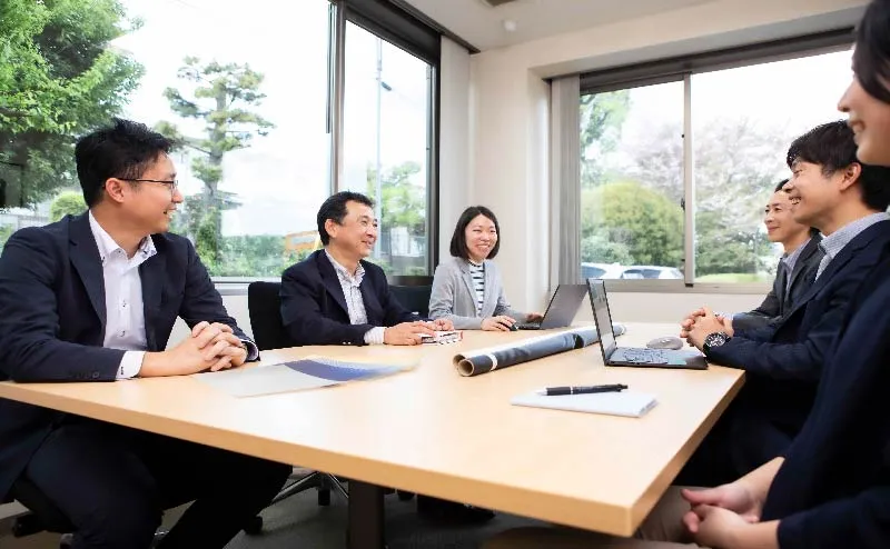 商人在会议室开会。