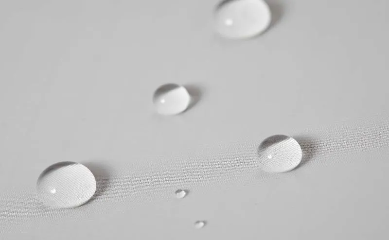 メッシュが水をはじいている写真