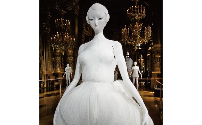 Photo of a mannequin wearing a voluminous white dress made of mesh material