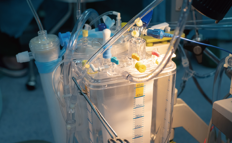 Photo of an artificial heart lung. A mesh filter is built inside.