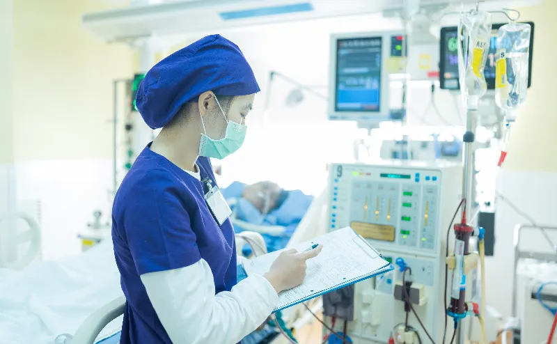手術している様子。医療スタッフが酸素マスクを患者につけている。